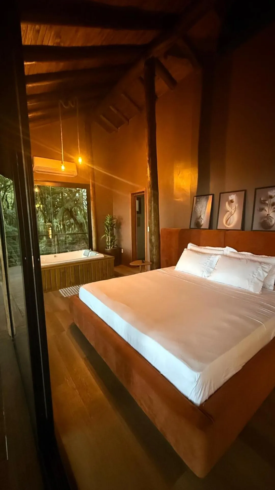 Cama de casal da Cabana Glass com cabeceira de veludo e luz quente