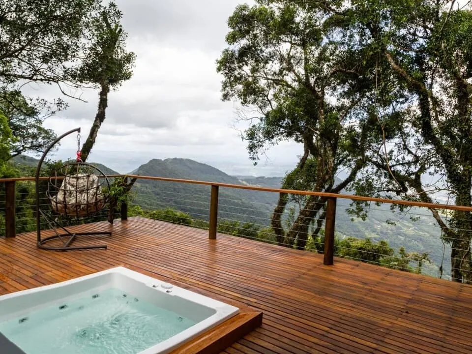 Hidromassagem no deck de madeira, de frente para as montanhas
