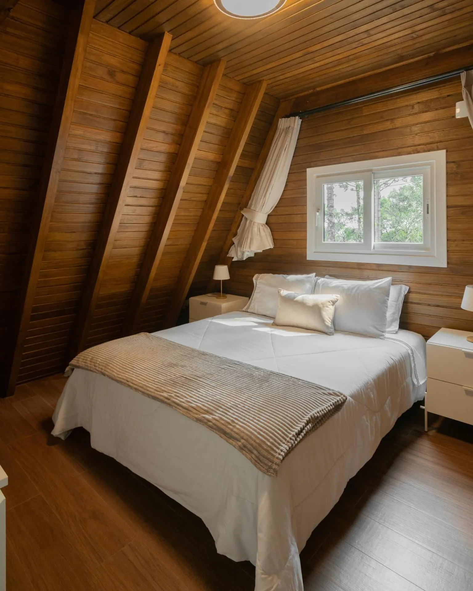 Quarto sob o telhado em A, com cama de casal
